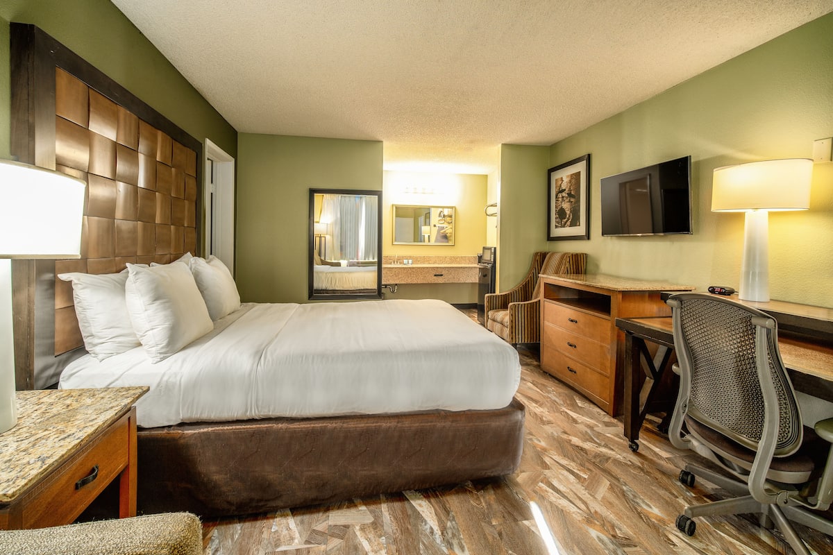 1 bedroom, pillowtop beds, desk, laptop workspace