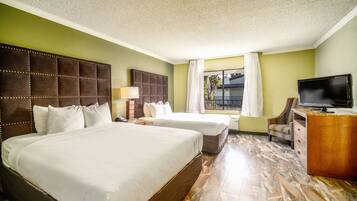 Kamar Triple Deluks | Bantalan ekstra lembut, meja kerja, dan ruang kerja ramah laptop