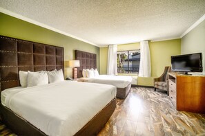 デラックス トリプルルーム | ピロートップベッド、デスク、ノートパソコン用作業スペース、遮光カーテン