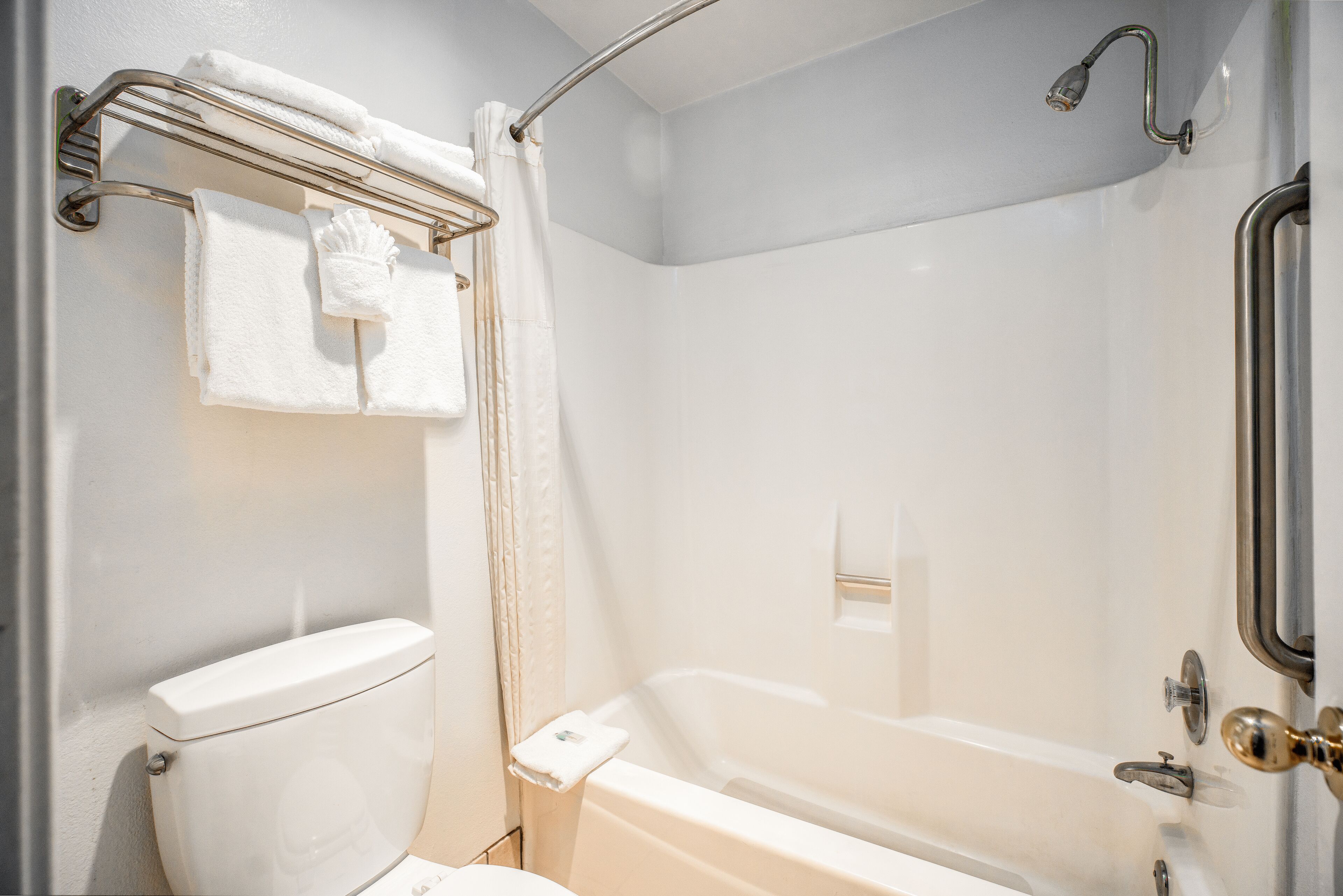 Un baño con inodoro, bañera y ducha.
