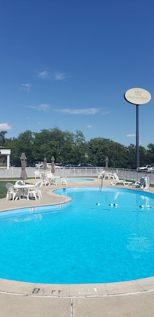 Seasonal outdoor pool, pool umbrellas