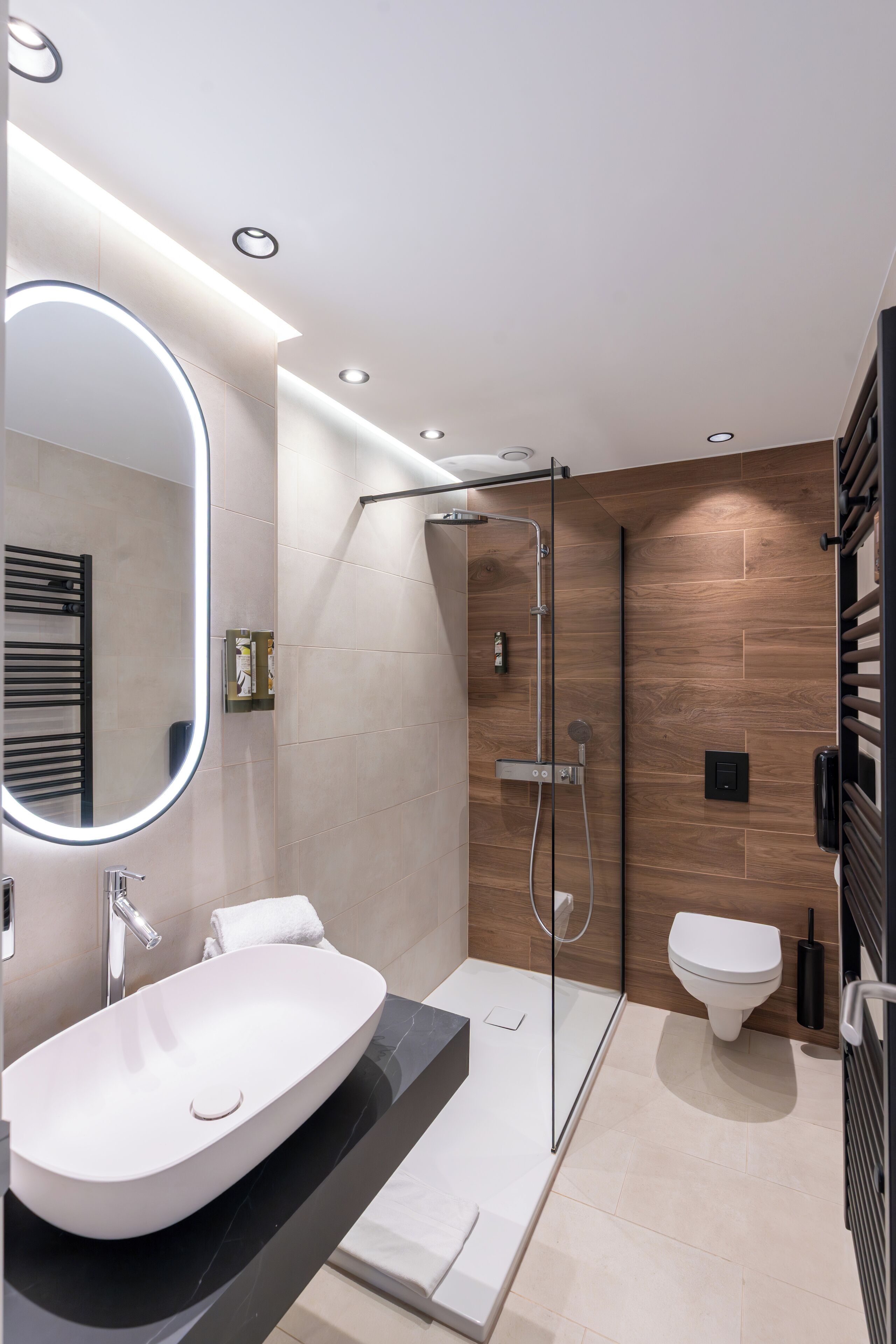 Standaard driepersoonskamer | Badkamer | Een haardroger, handdoeken
