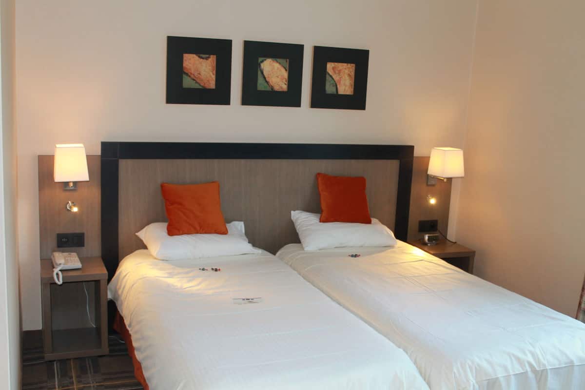 Standard Double Room | Minibar, in-room safe, desk, iron/ironing board