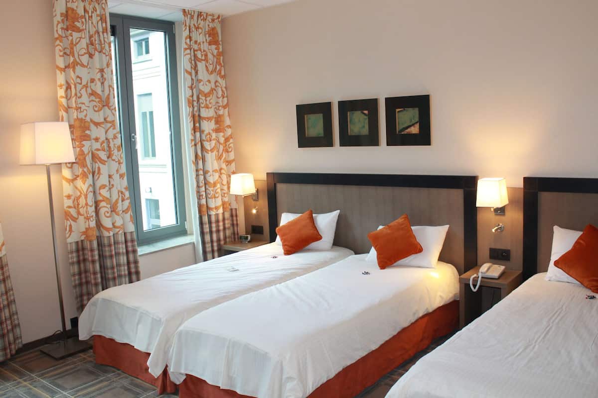 Standaard driepersoonskamer | Een minibar, een kluis op de kamer, een bureau