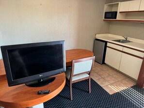 Studio (2 Double Beds) | Private kitchenette