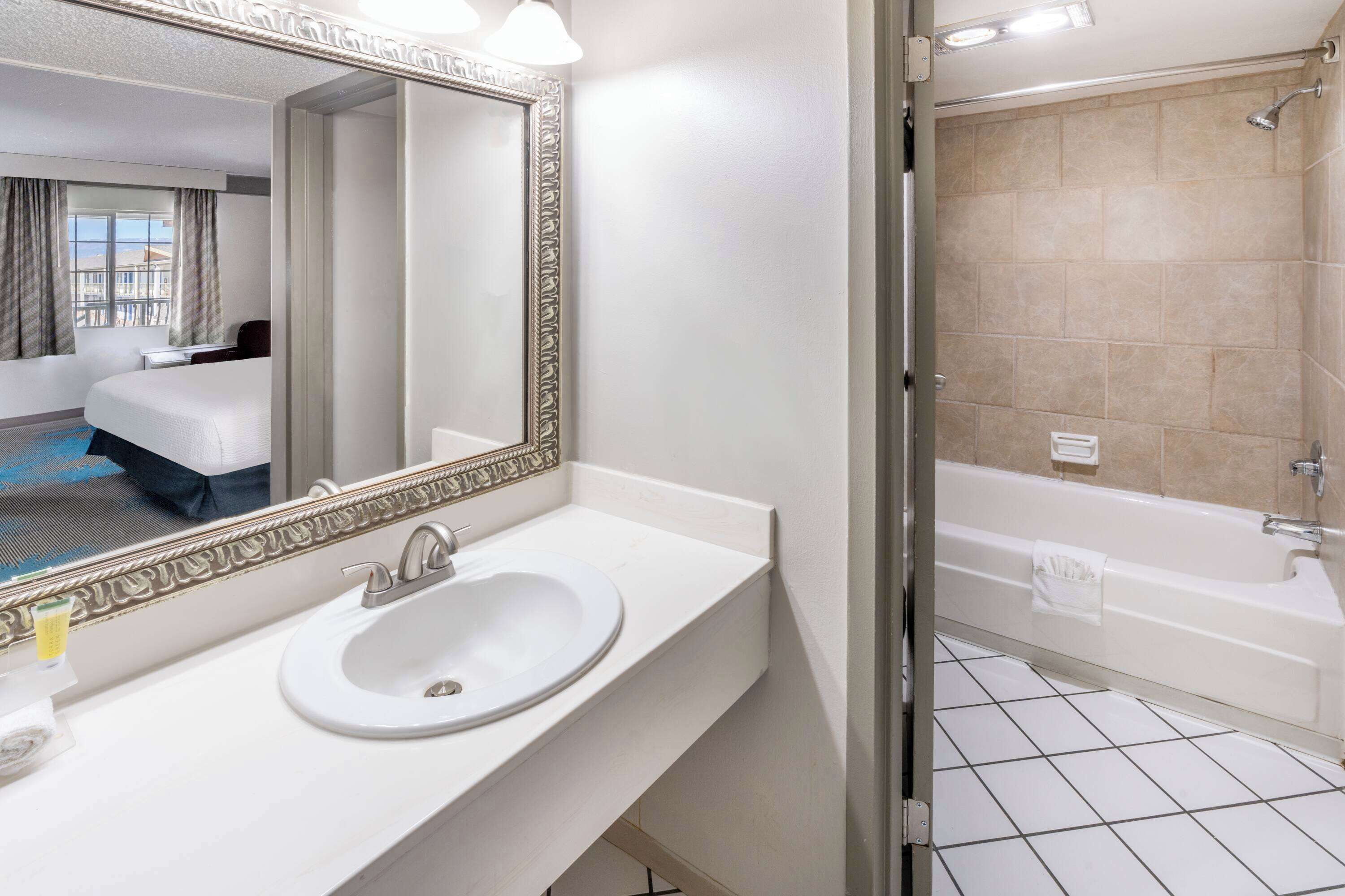 Combined shower/bathtub, towels