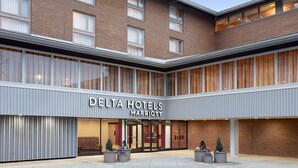 A Delta Hotels Marriott building with a brick facade, large windows, and a modern entrance. - Delta Hotels by Marriott Baltimore North (Baltimore)