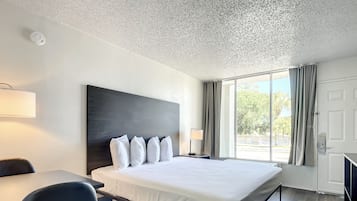 Basic Room, 1 King Bed, Non Smoking | Desk, laptop workspace, free WiFi