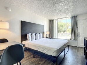 Eenvoudige kamer, 1 kingsize bed, niet-roken | Een bureau, een laptopwerkplek, gratis wifi