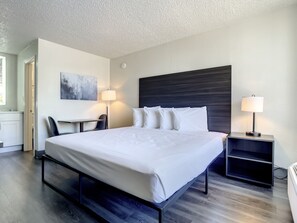 ベーシック ルーム キングベッド 1 台 禁煙 | デスク、ノートパソコン用作業スペース、WiFi (無料)