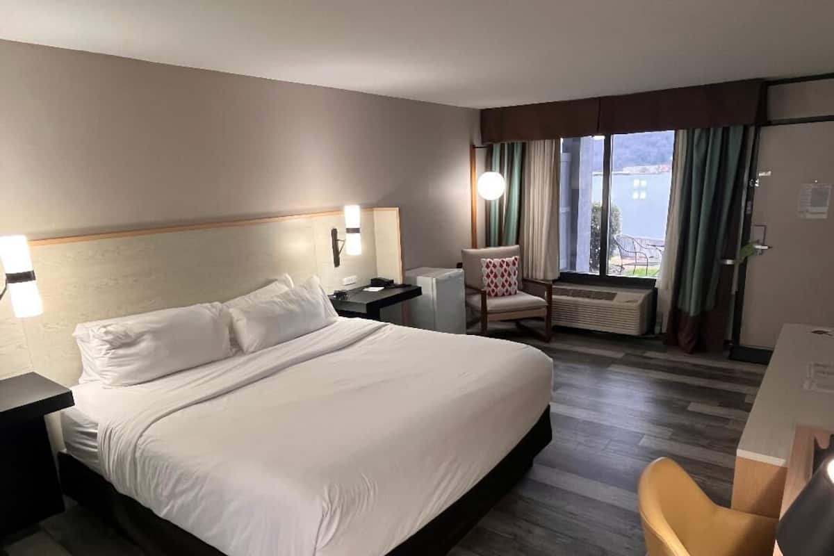Pillowtop beds, in-room safe, desk, laptop workspace