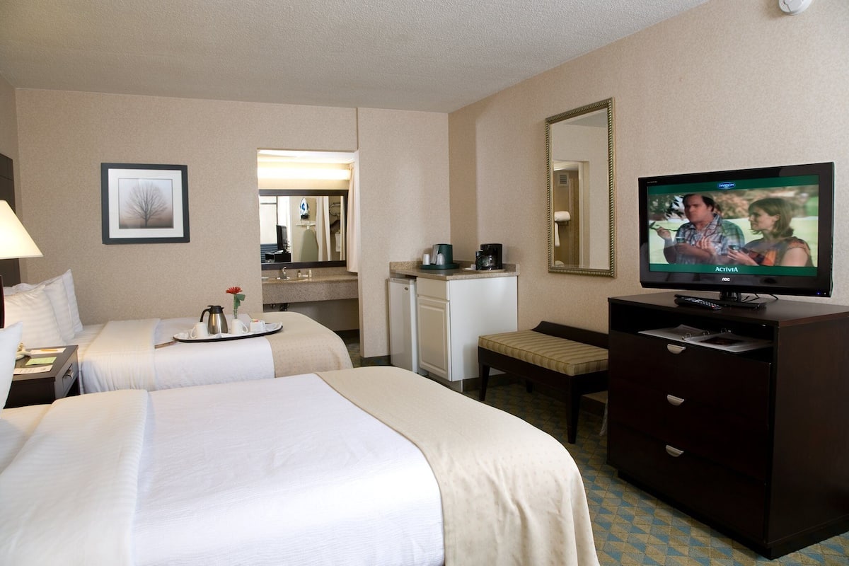 Pillowtop beds, in-room safe, desk, laptop workspace