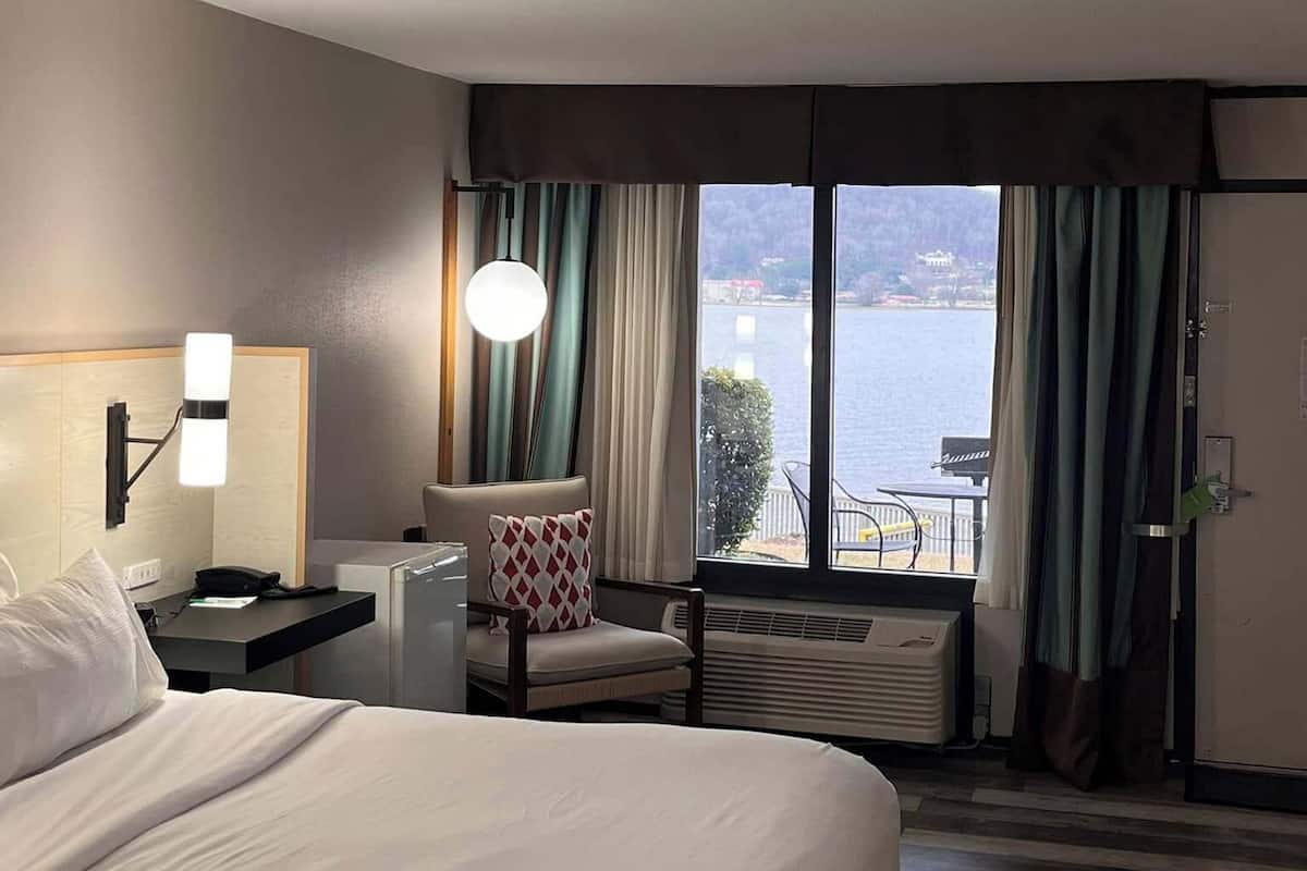 Pillowtop beds, in-room safe, desk, laptop workspace