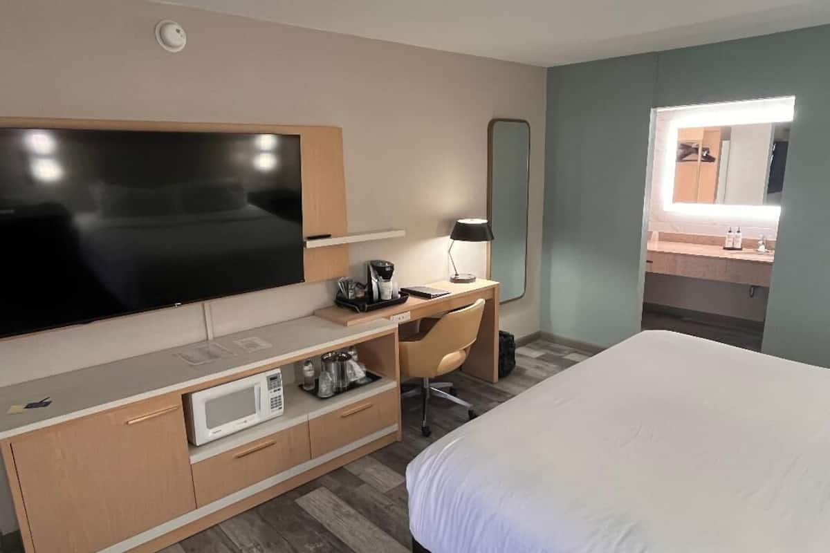 Pillowtop beds, in-room safe, desk, laptop workspace