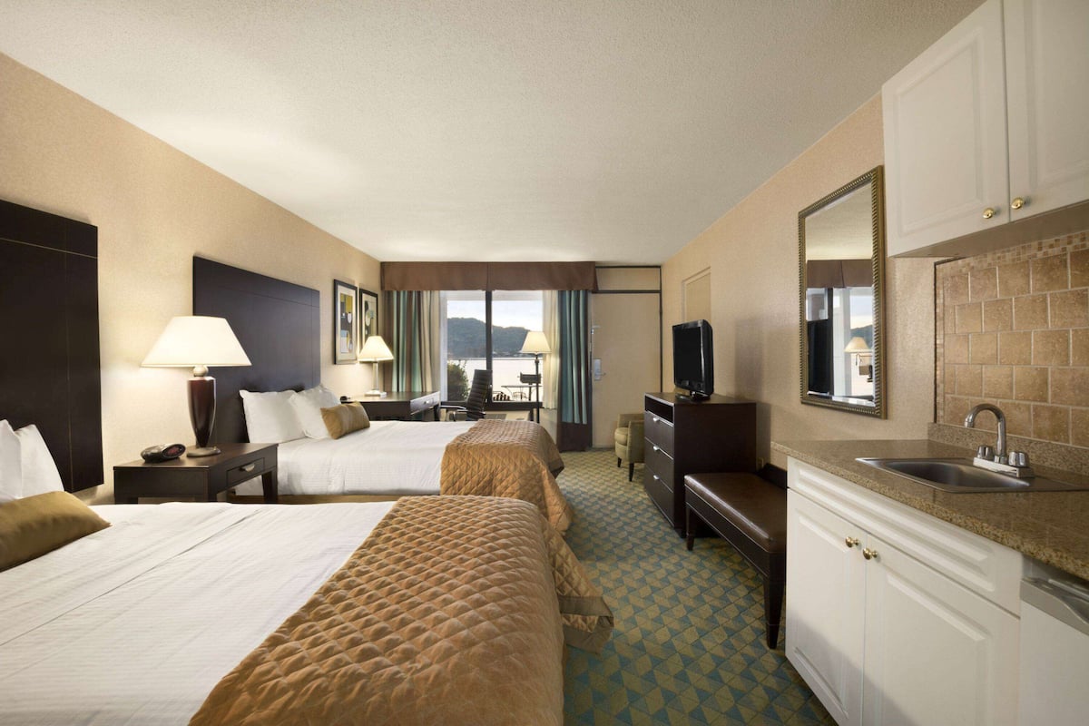 Deluxe Room, 2 Queen Beds, Non Smoking (Lakefront)