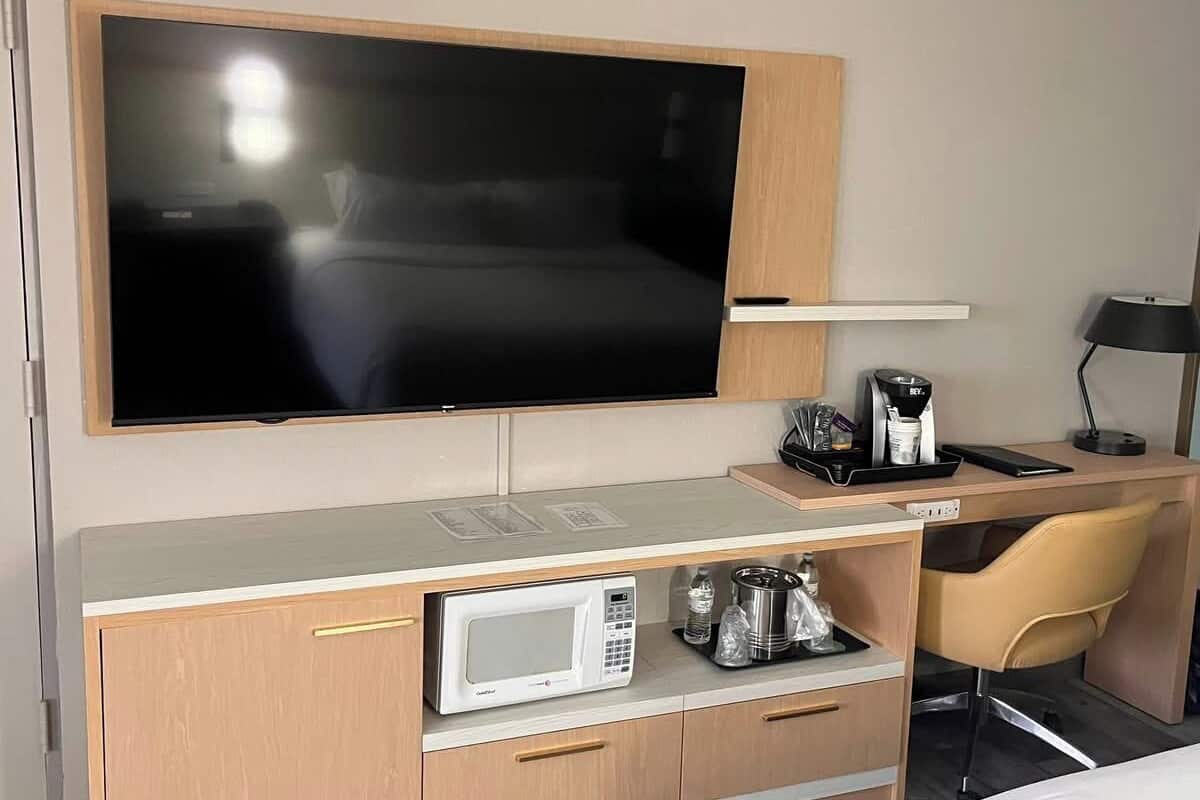 Pillowtop beds, in-room safe, desk, laptop workspace