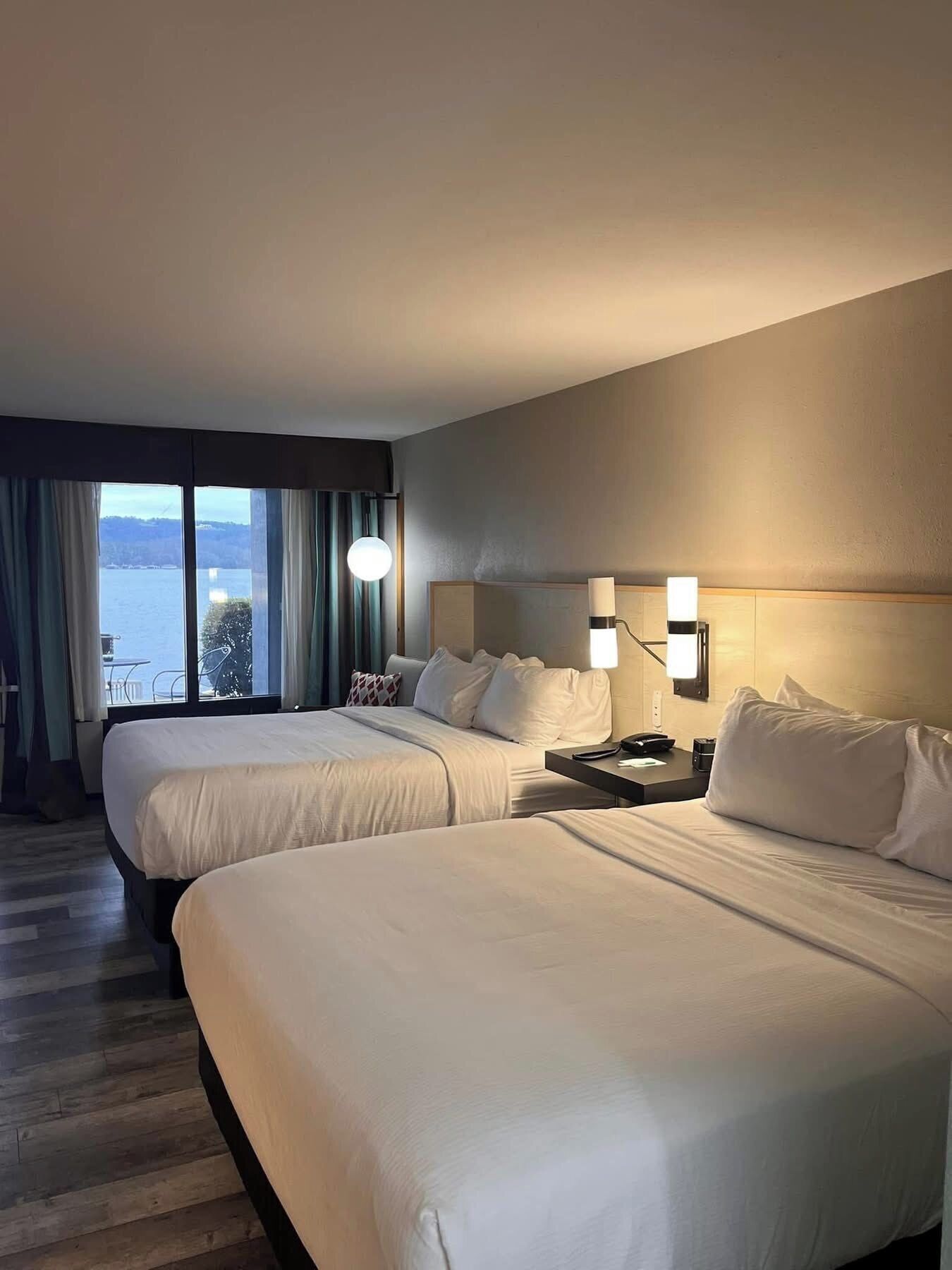 Camas con pillow-top, caja de seguridad en la habitación y escritorio 