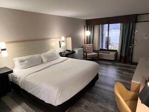 1 kamar tidur, bantalan ekstra lembut, brankas, dan meja kerja