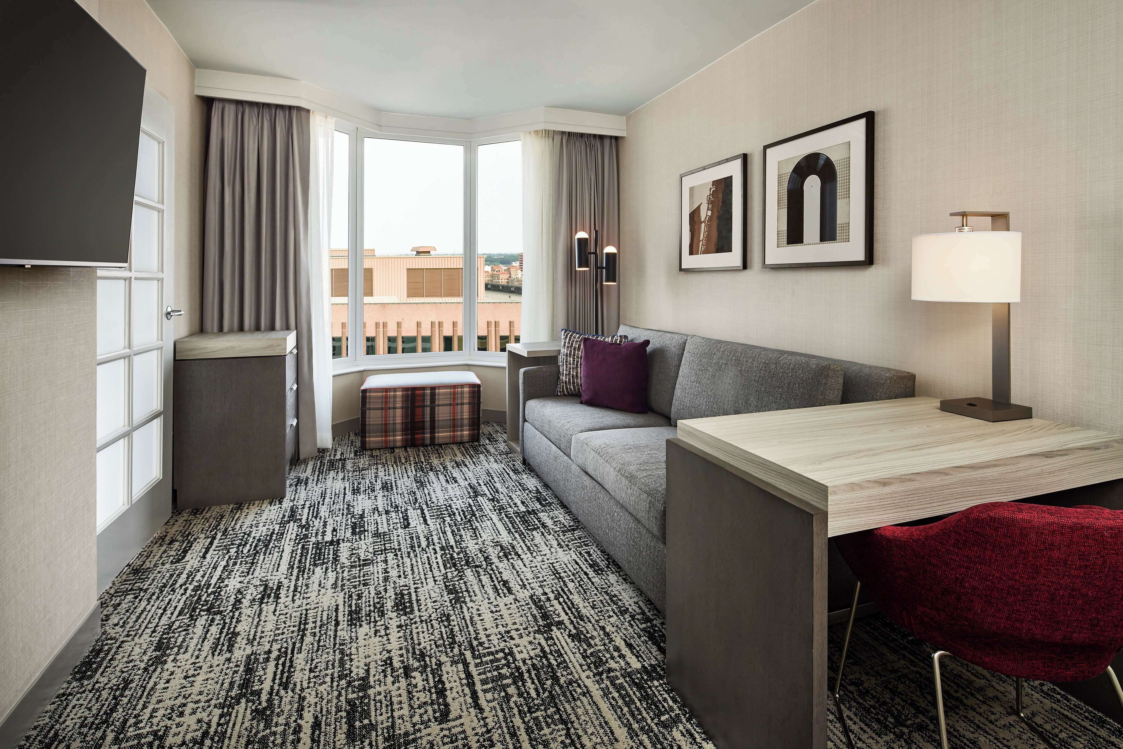 Premium bedding, in-room safe, desk, laptop workspace