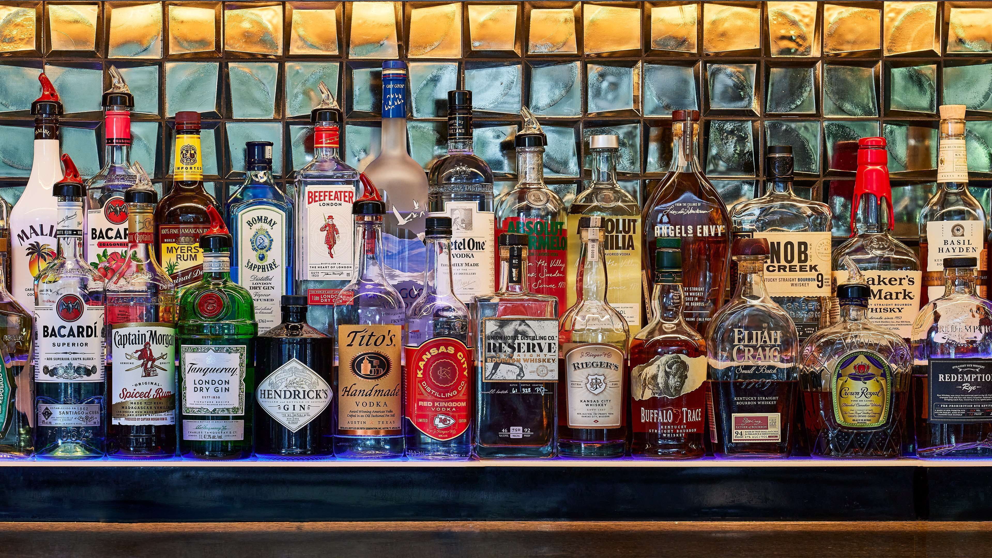 Un bar amb una varietat de garrafes d'alcohol exposades a les prestatgeries.