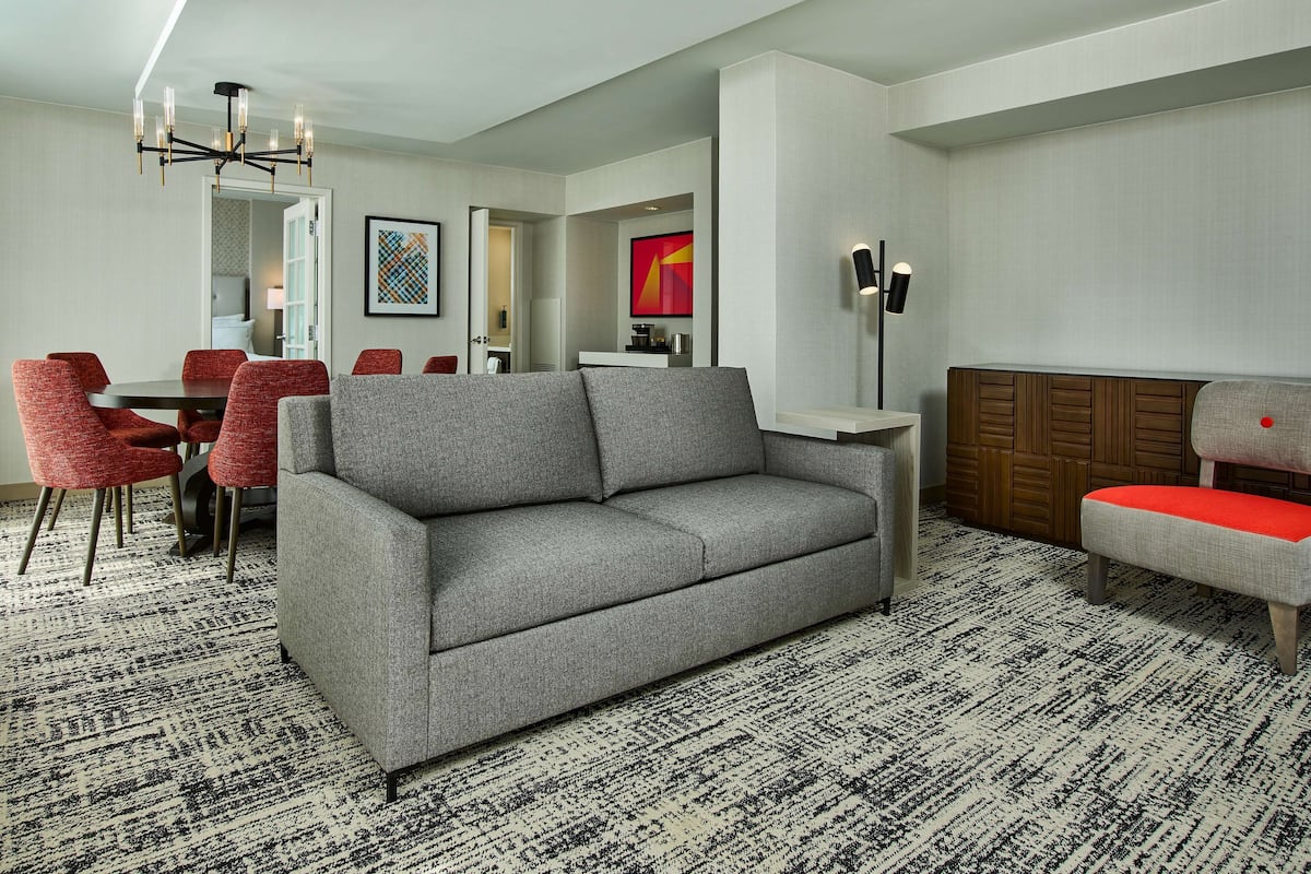 Presidential-Suite, 1 King-Bett (Plaza) | Wohnbereich | 27-Zoll-LCD-Fernseher mit Kabelempfang, Fernseher, Pay-TV