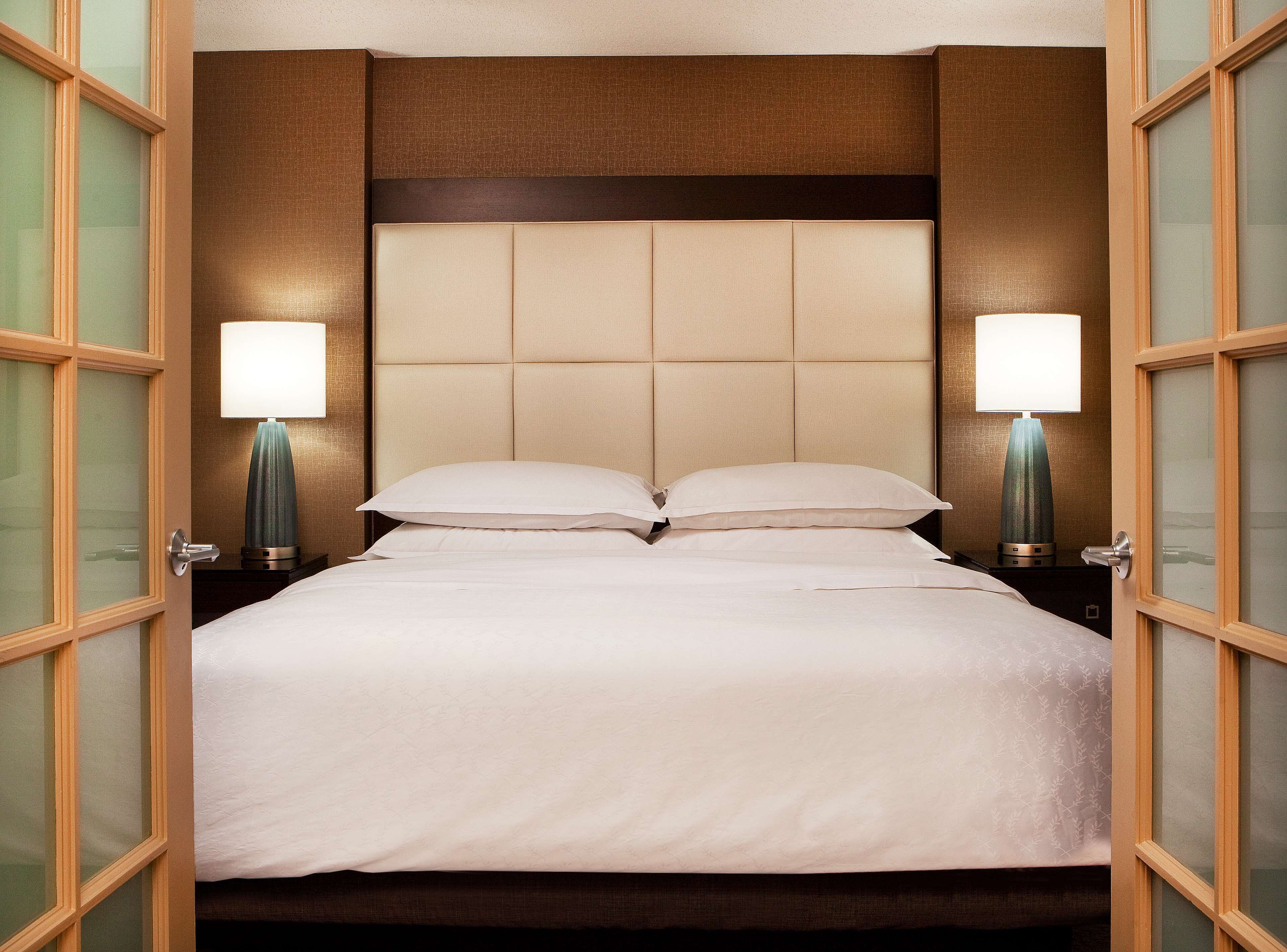 Premium bedding, in-room safe, desk, laptop workspace