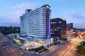 Un hotel Hilton con un diseño moderno, con varios pisos y una entrada destacada.
