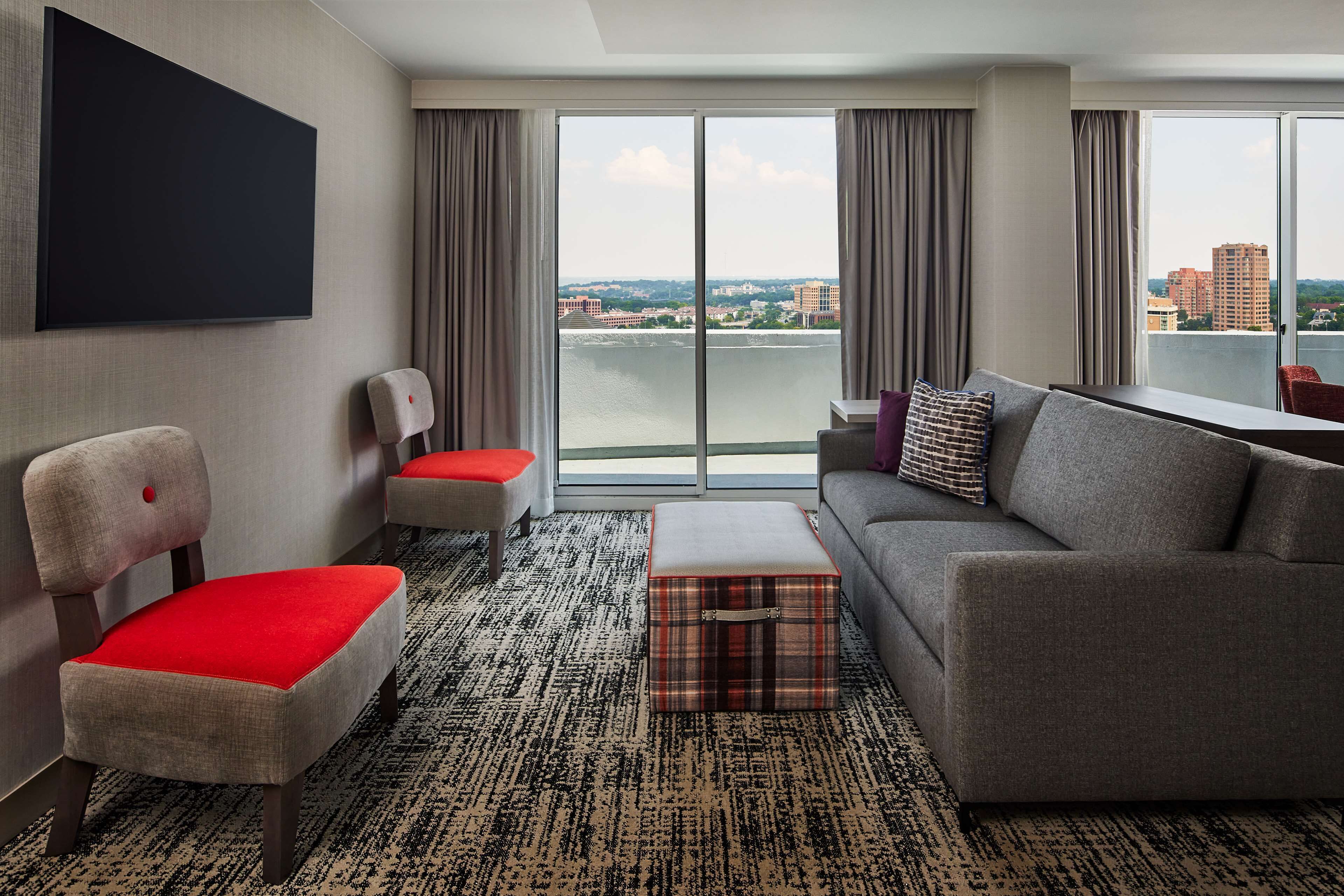 presidential suite, 1 king bed (plaza) | living area | 27-inch lcd tv with cable channels, tv, pay films