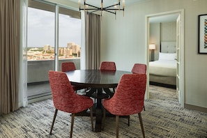 Suite presidencial, 1 cama King size (Plaza) | Ropa de cama de alta calidad y caja de seguridad en la habitación 
