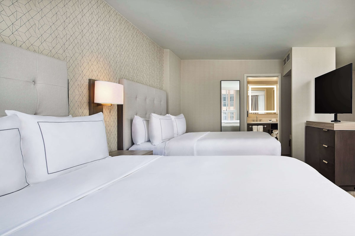 1 Schlafzimmer, hochwertige Bettwaren, Zimmersafe, Schreibtisch