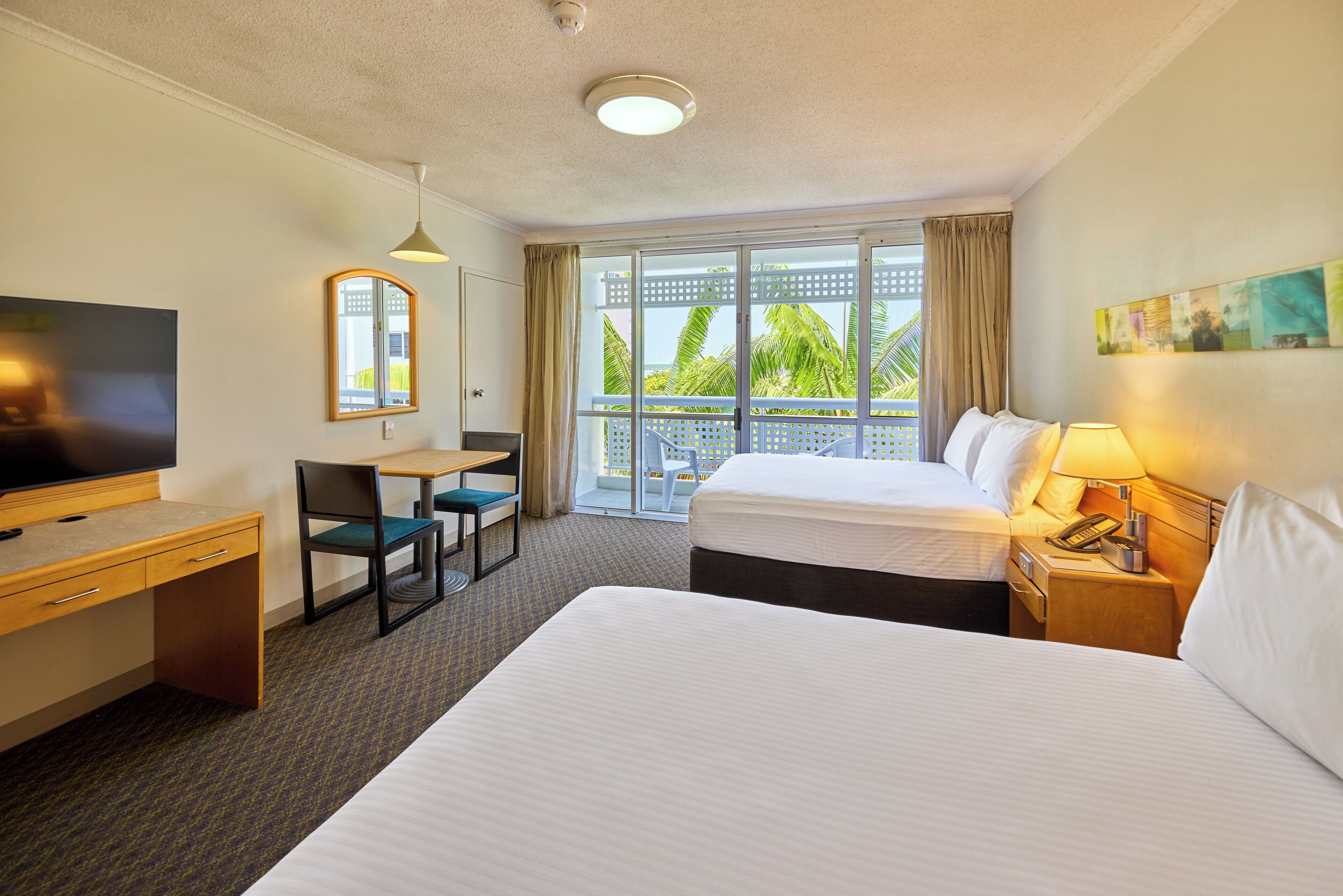 스탠다드룸, 더블침대 2개 | 객실 내 금고, 각각 다른 스타일의 인테리어, 각각 다르게 가구 비치, 책상