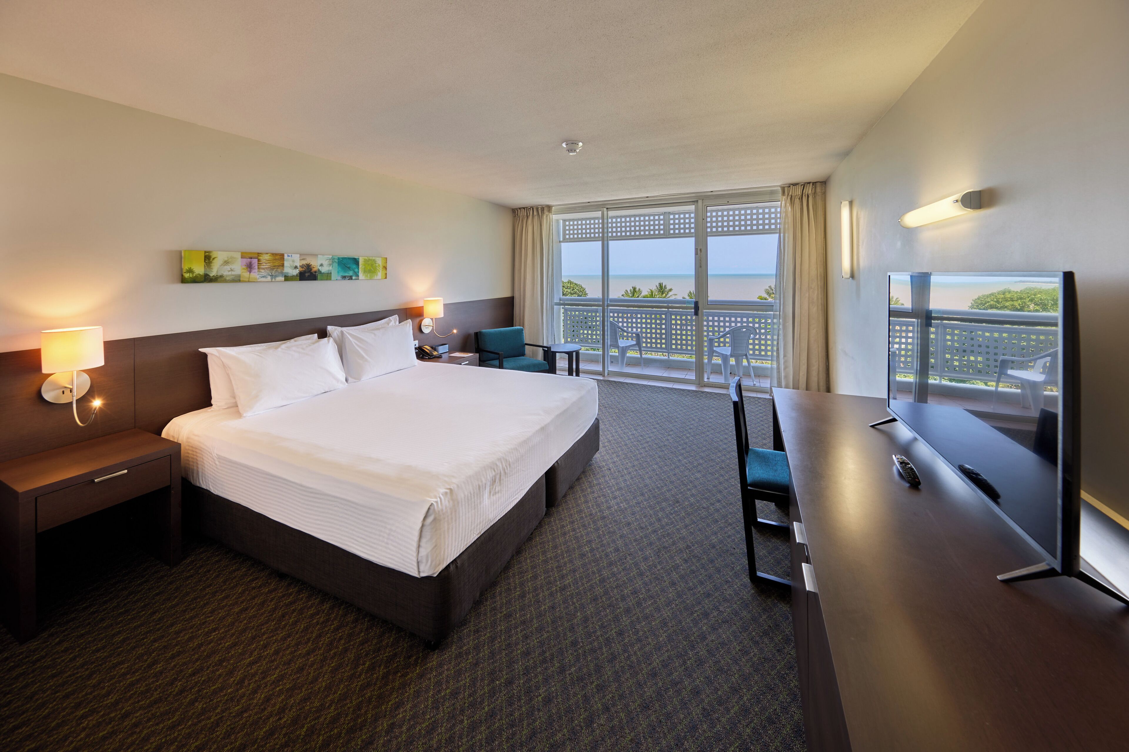 프리미엄룸, 킹사이즈침대 1개 | 객실 내 금고, 각각 다른 스타일의 인테리어, 각각 다르게 가구 비치, 책상