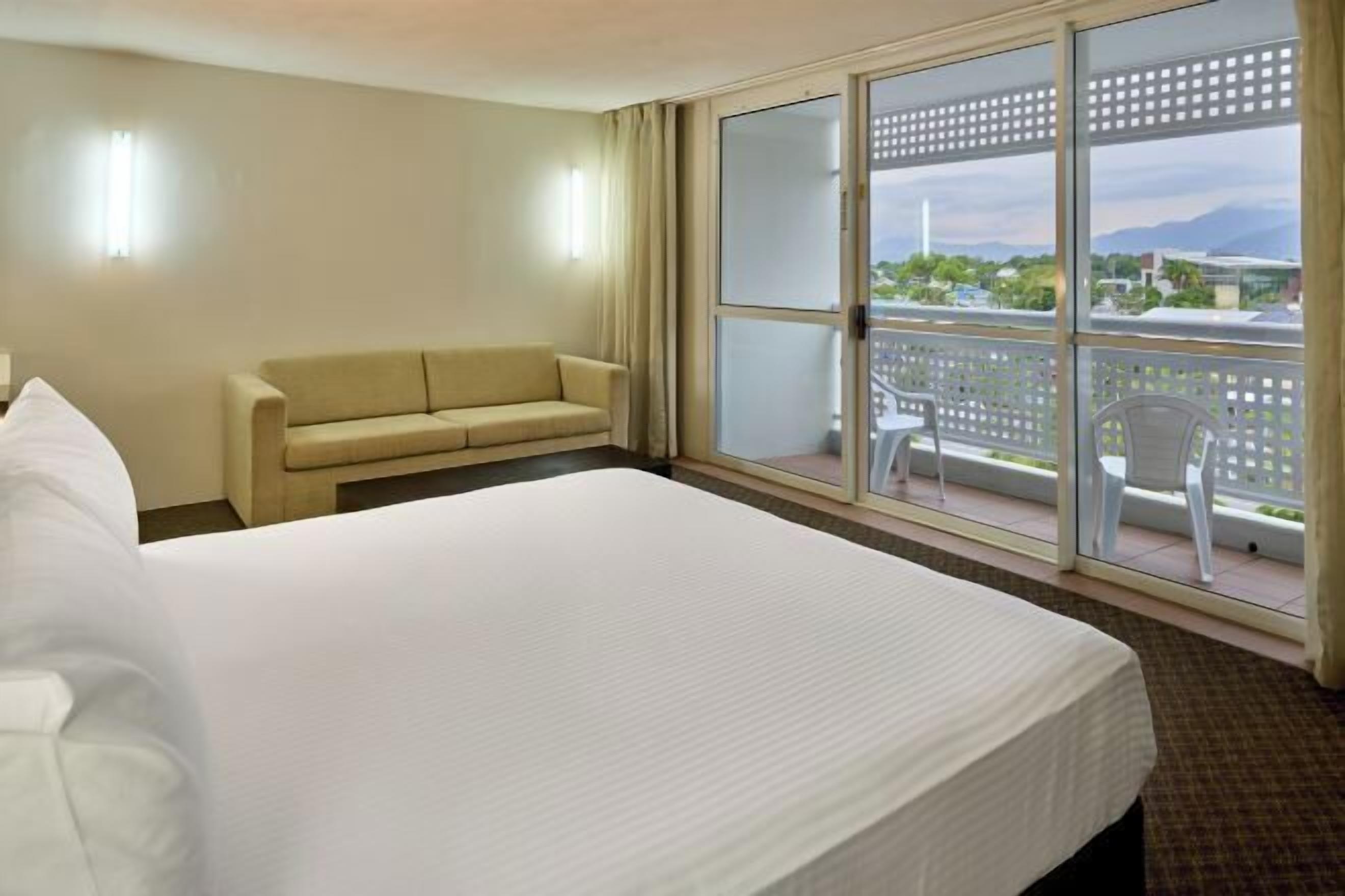 房內夾萬、獨特設計、獨特裝修、書桌