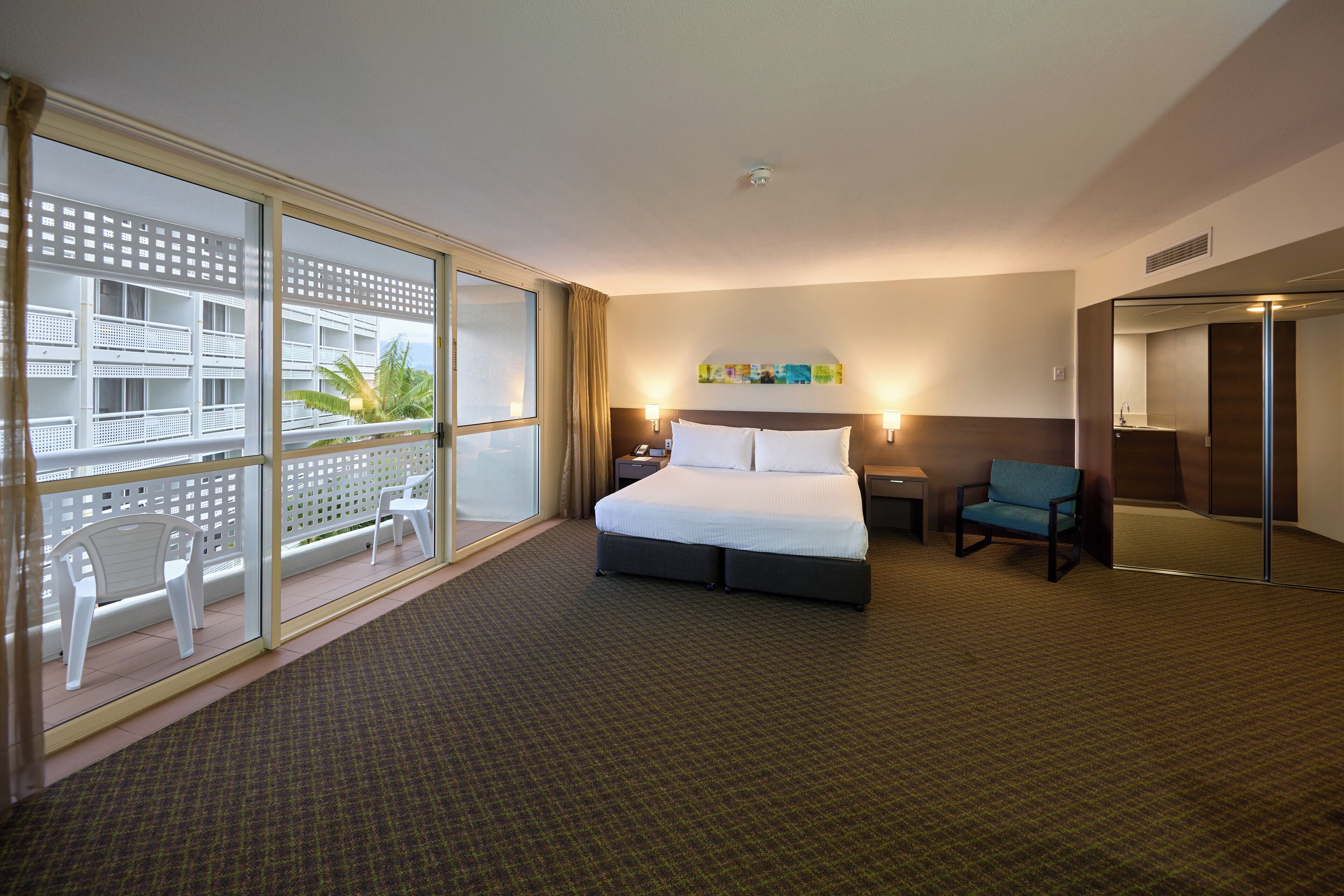 프리미엄룸 | 객실 내 금고, 각각 다른 스타일의 인테리어, 각각 다르게 가구 비치, 책상