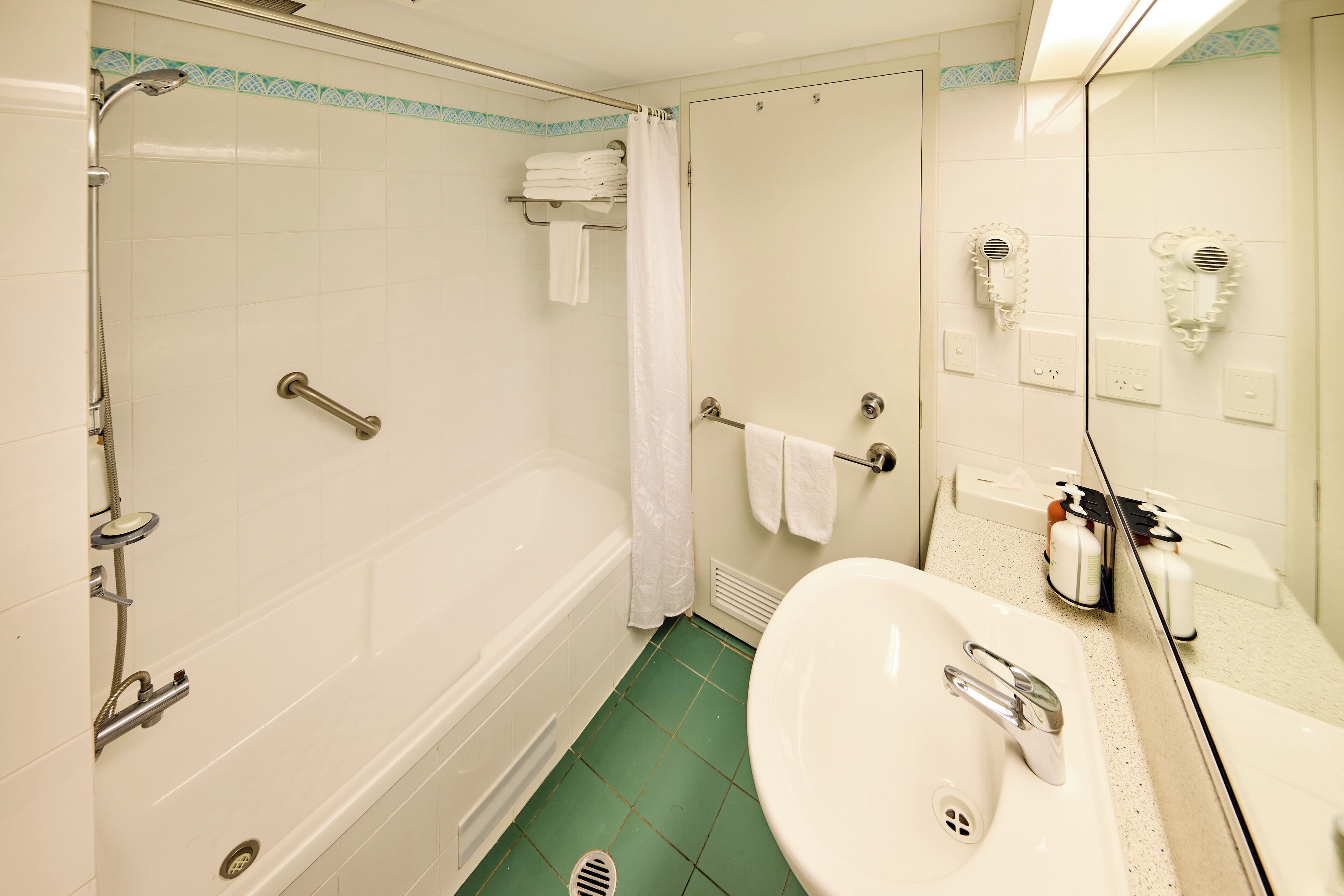 Un baño con bañera, lavabo y ducha.