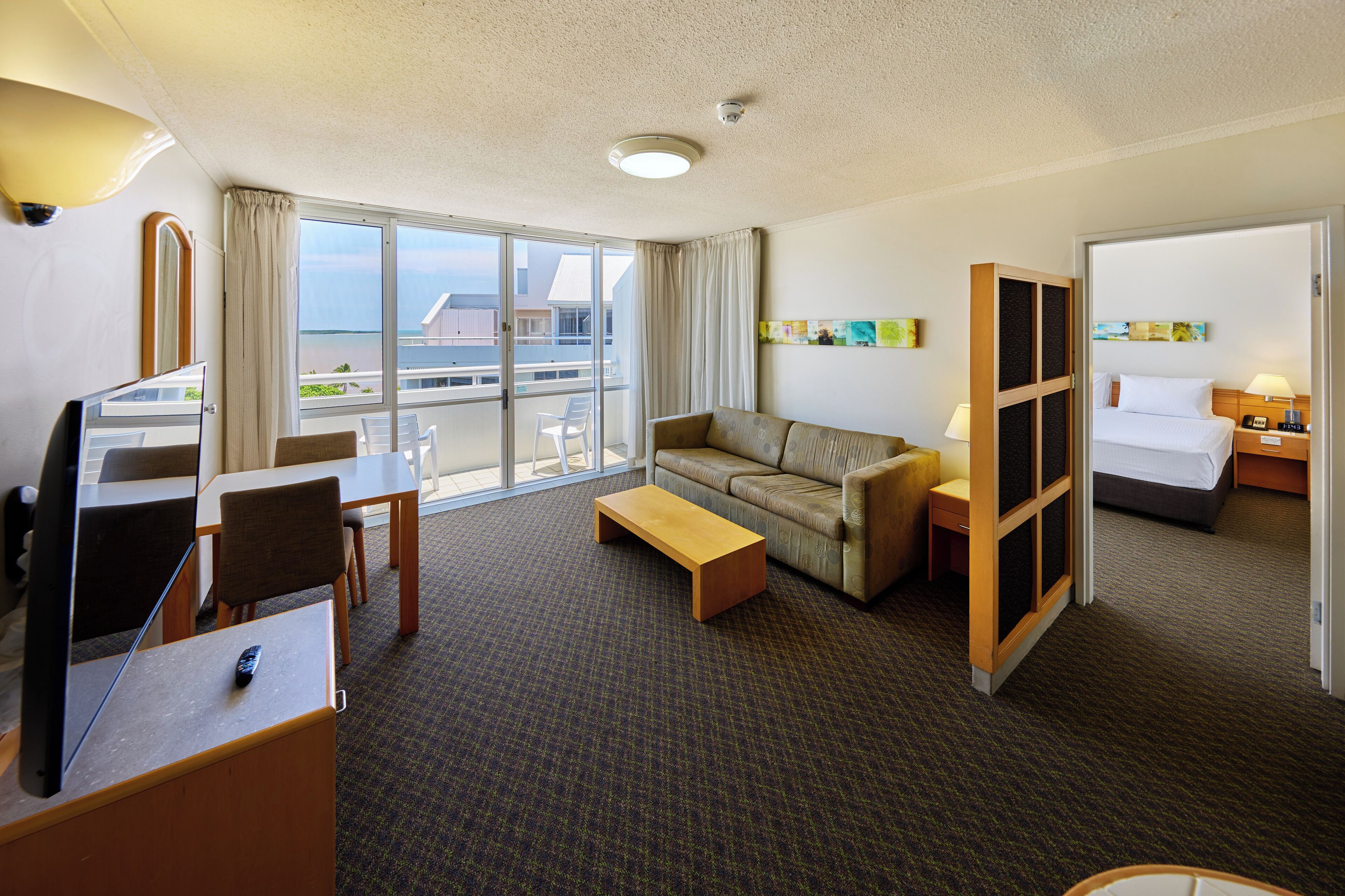 Superior-rum - 1 kingsize-säng med bäddsoffa | Värdeförvaringsskåp på rummet, individuell inredning och unika möbler