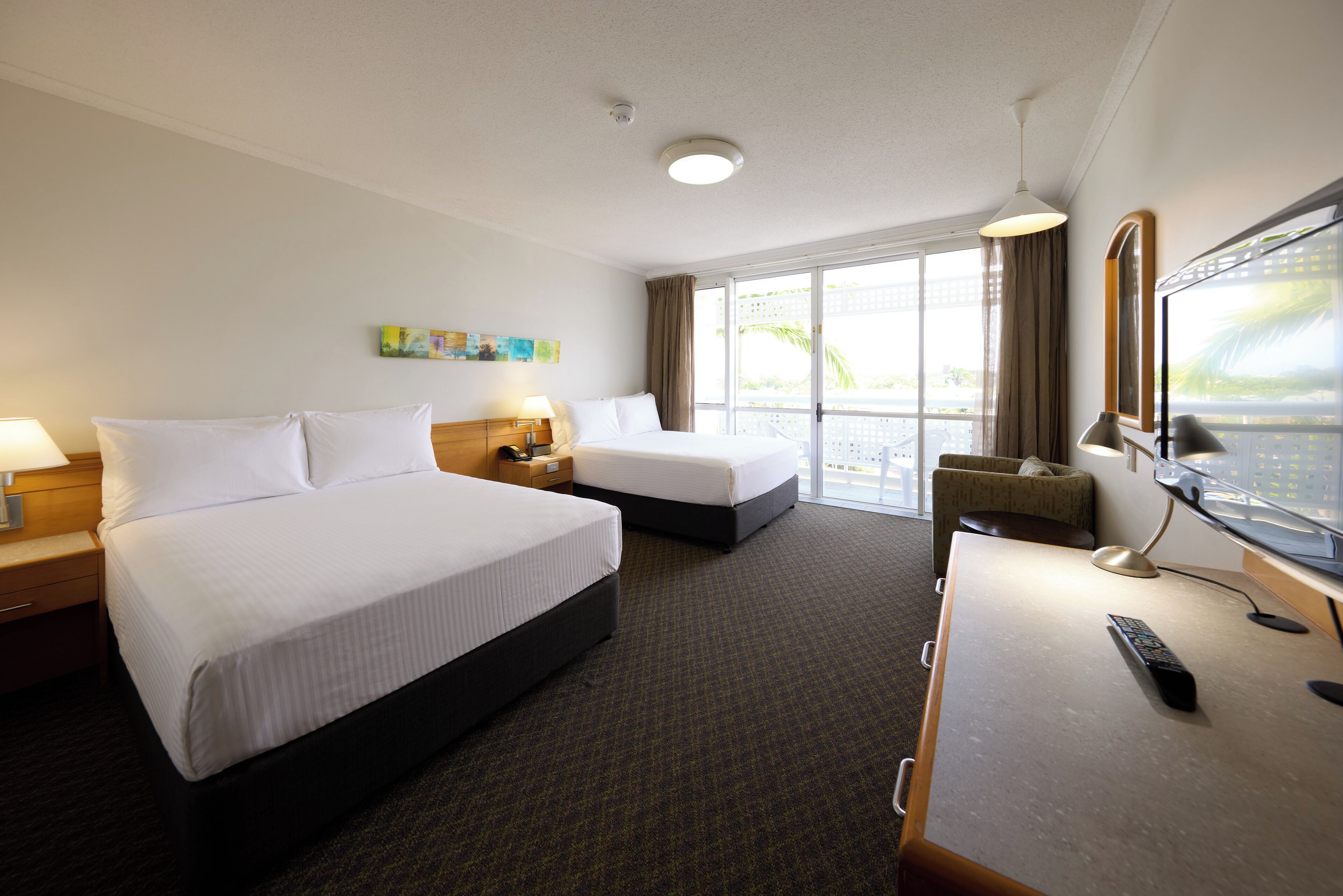 스탠다드룸, 더블침대 2개 | 객실 내 금고, 각각 다른 스타일의 인테리어, 각각 다르게 가구 비치, 책상