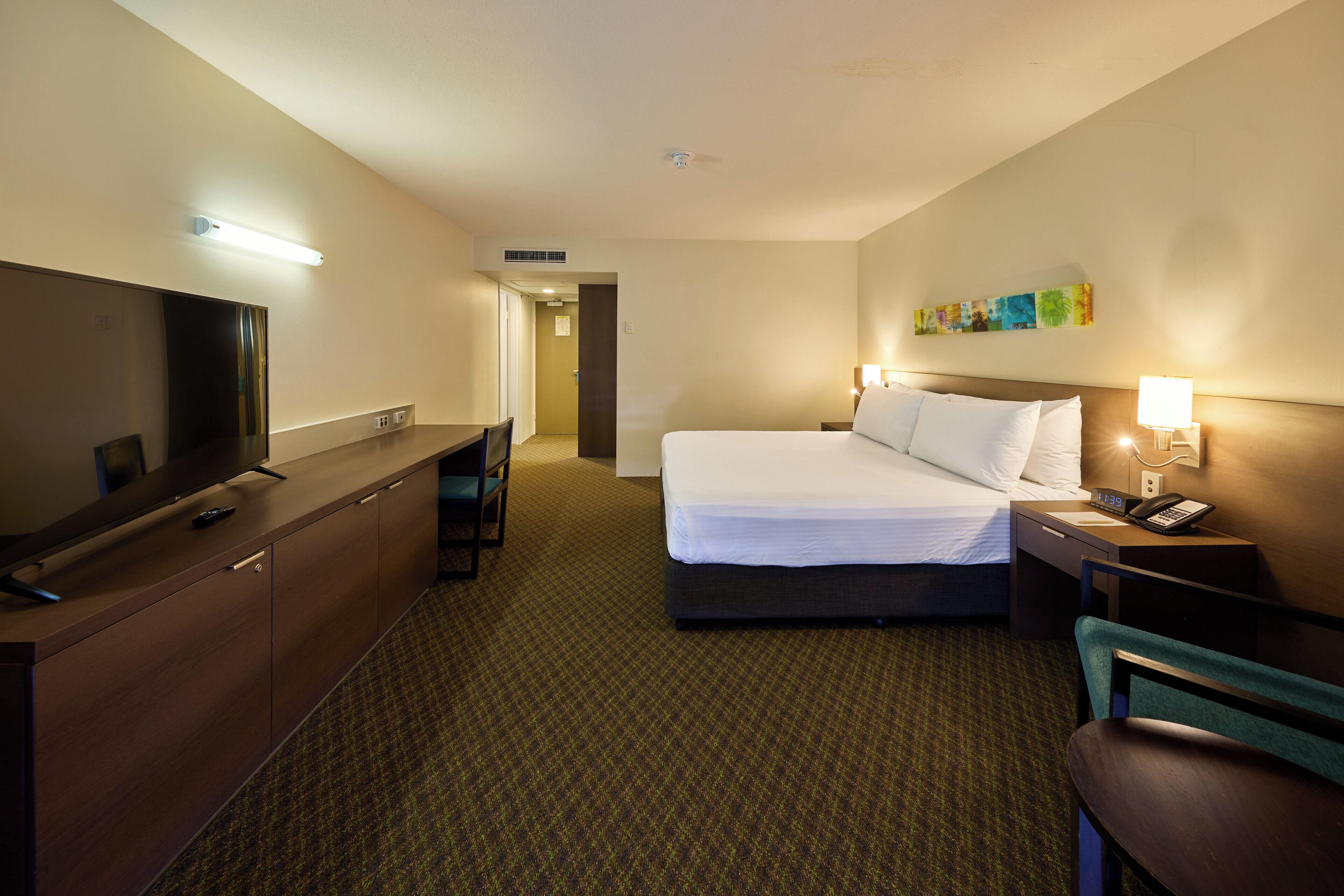 스탠다드룸, 킹사이즈침대 1개 | 객실 내 금고, 각각 다른 스타일의 인테리어, 각각 다르게 가구 비치, 책상