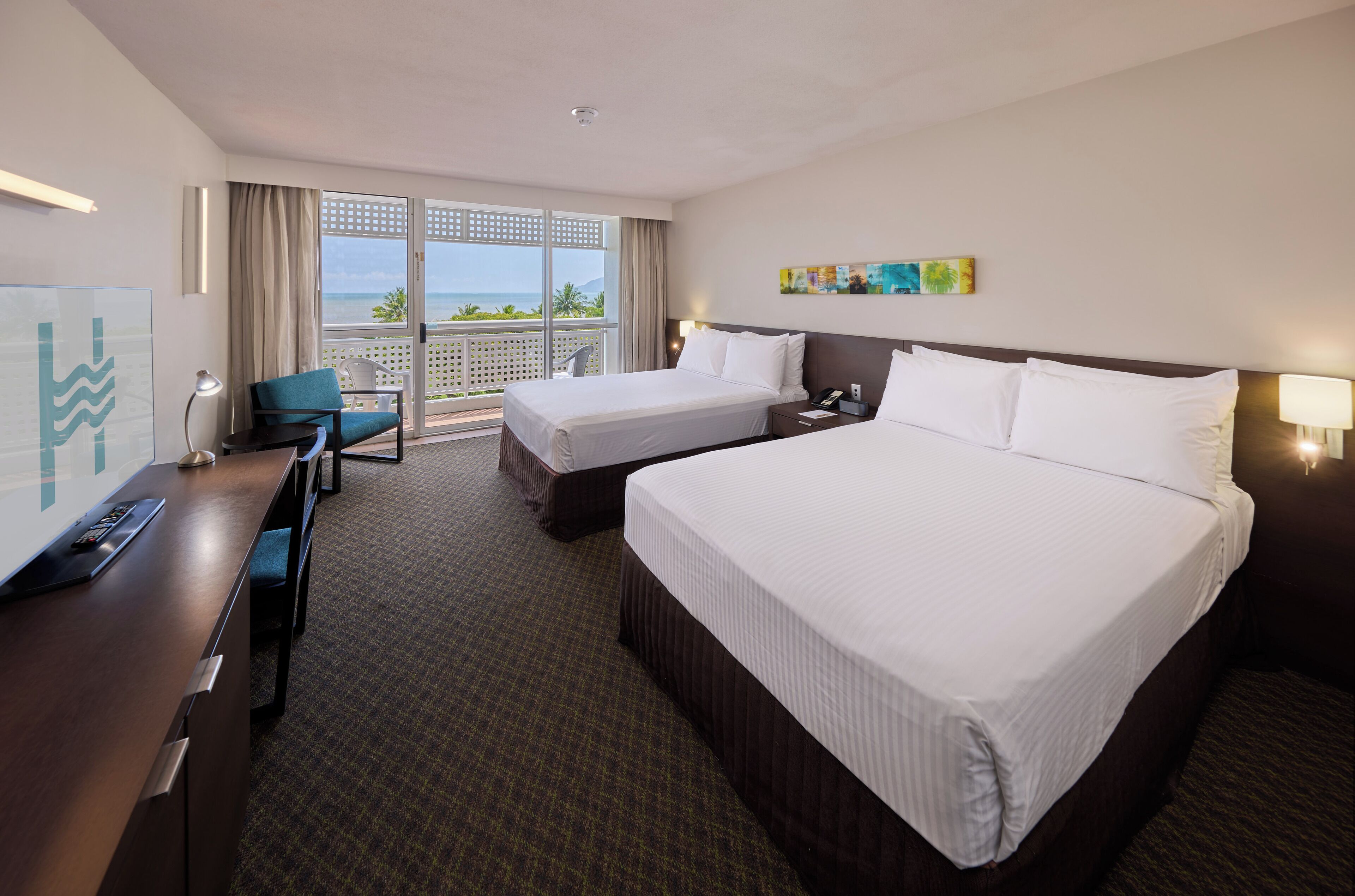 프리미엄룸, 더블침대 2개 | 객실 내 금고, 각각 다른 스타일의 인테리어, 각각 다르게 가구 비치, 책상