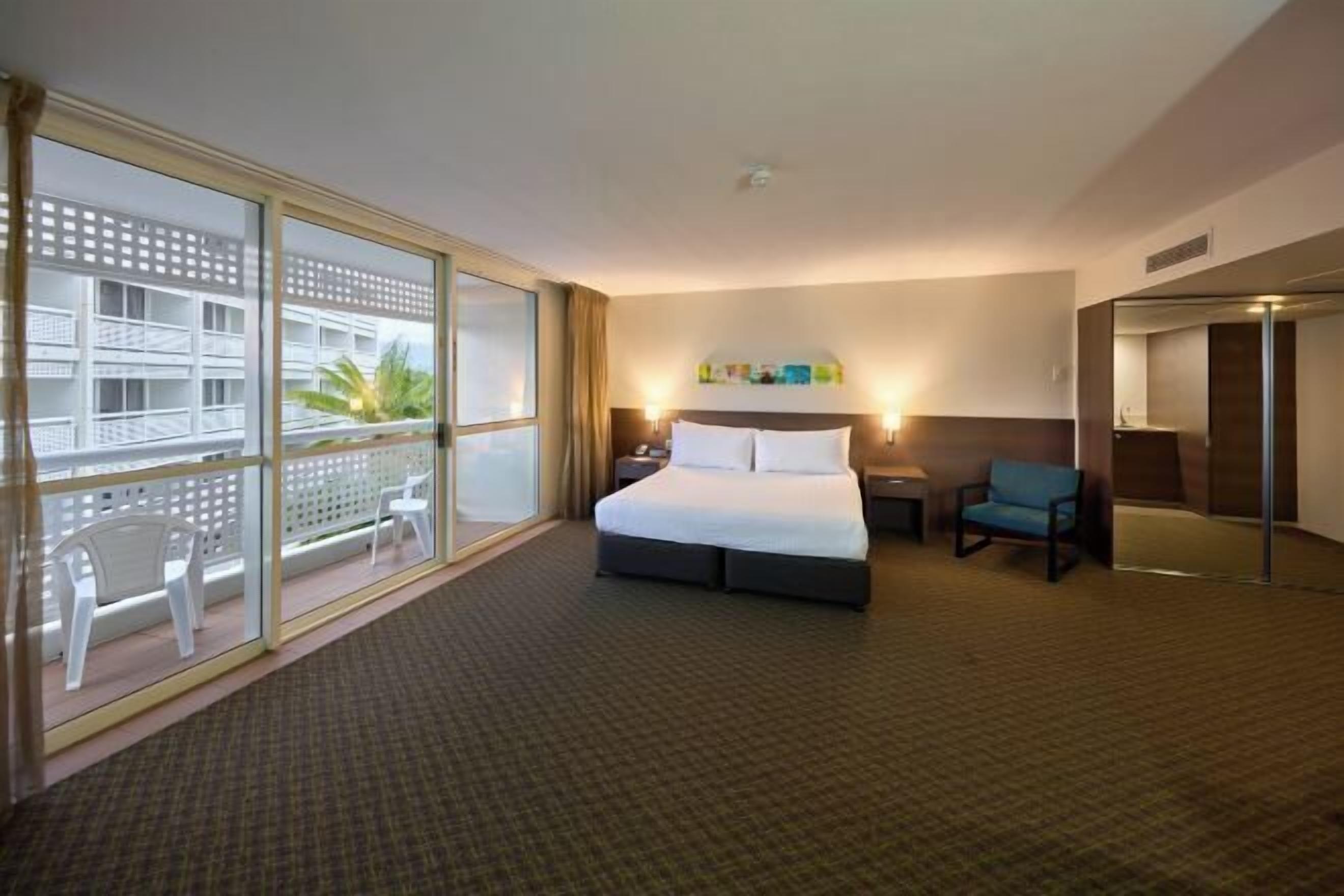 房內夾萬、獨特設計、獨特裝修、書桌