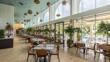 Der serveres morgenmad, frokost og aftensmad med udsigt til poolen