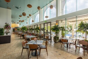 Aamiainen, paikallinen ja kansainvälinen keittiö, näkymät uima-altaalle 