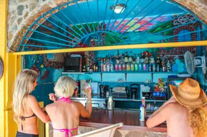 Bar junto a la piscina