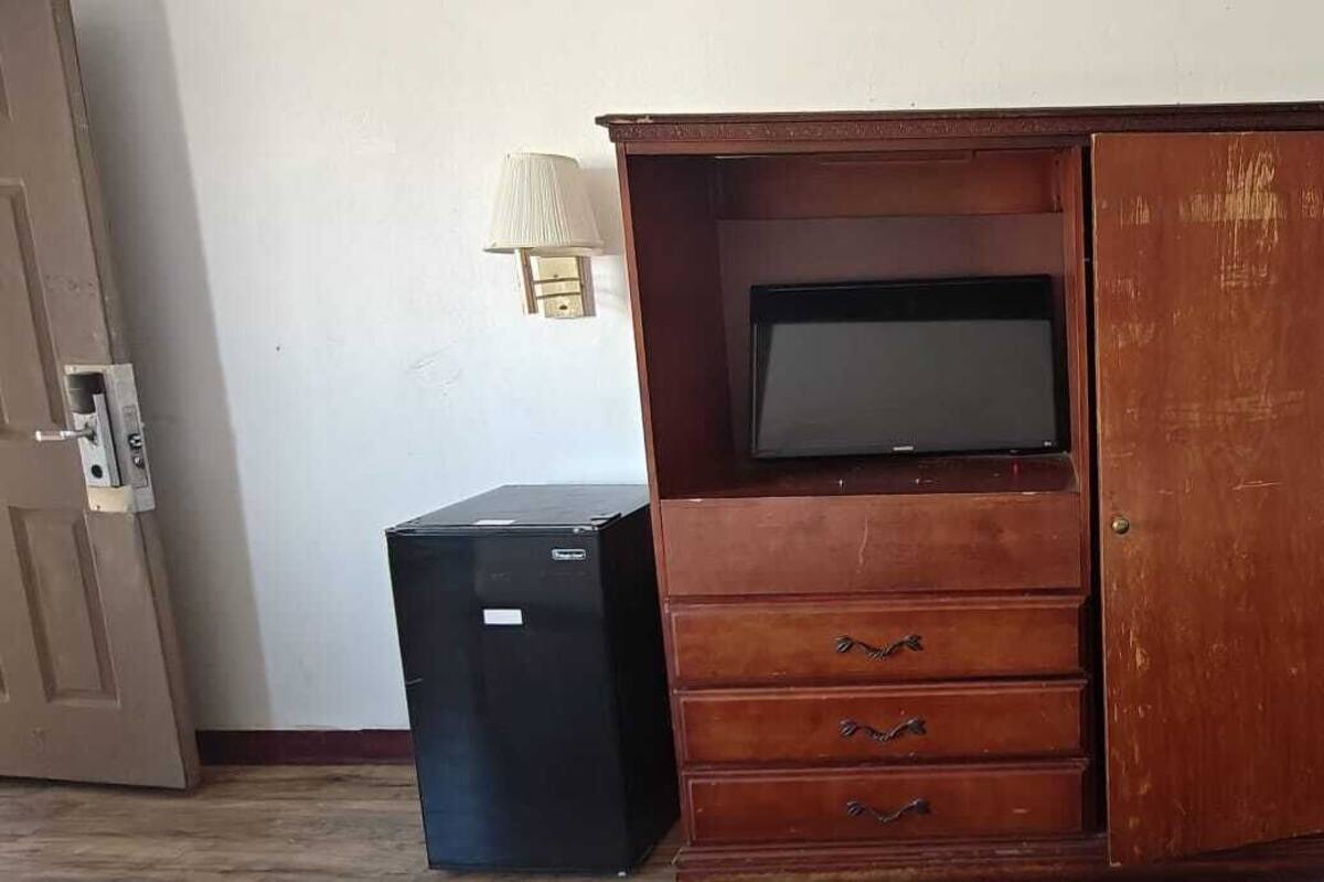 Desk, WiFi (free), bed sheets