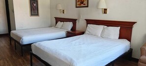Escritorio, wifi gratis y ropa de cama 