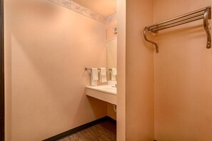 Combined shower/bathtub, towels