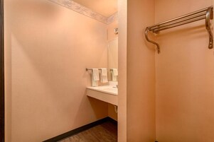 Bañera con ducha, toallas