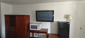 Escritorio, wifi gratis y ropa de cama 