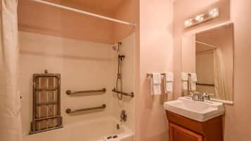 Combined shower/bathtub, towels