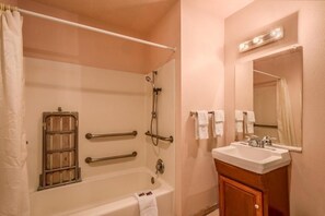 Combined shower/bathtub, towels